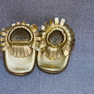 Minimoc/Heyfolks soft soled shoe in gold size 2